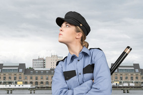 Mujer policía en la ciudad de cuarentena vacía