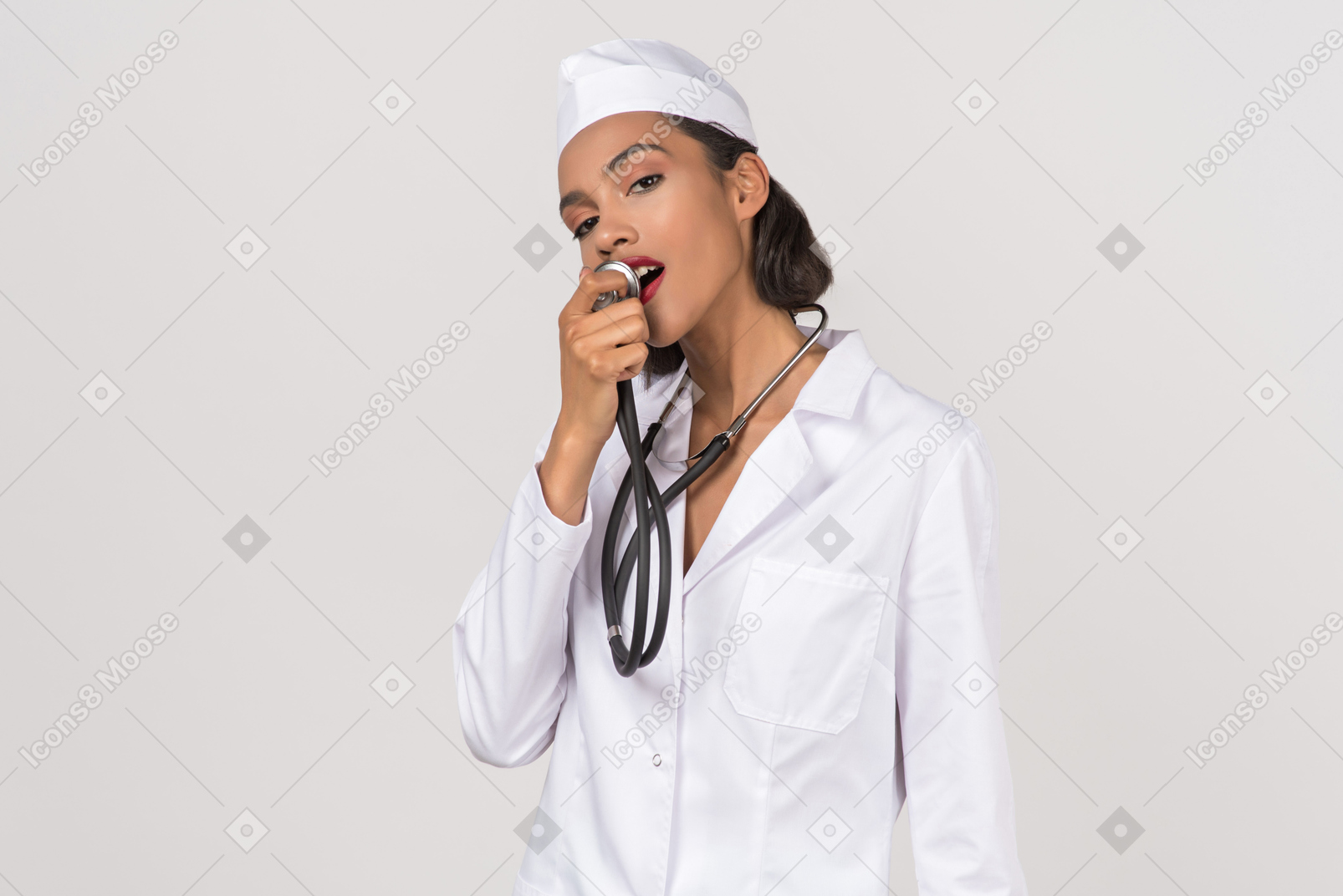 청진기를 들고 매력적인 젊은 여성 의사