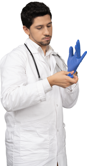 青い手袋をはめる医者