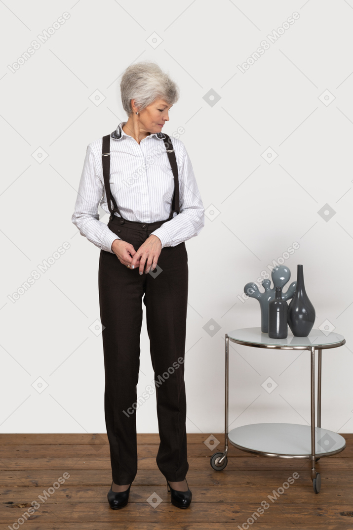 一位老太太在办公室服装看放在一边的前视图
