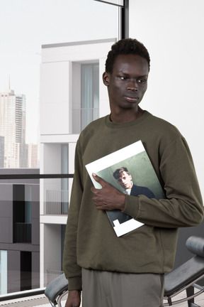 Hombre sosteniendo una revista