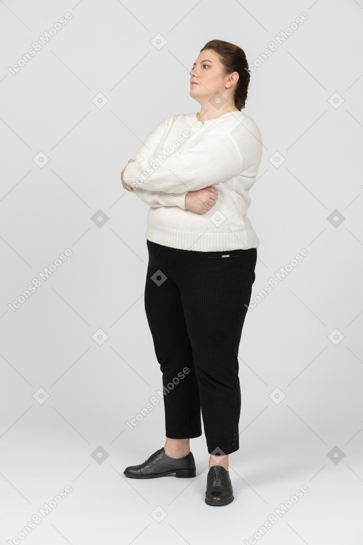 Mujer regordeta en ropa casul de pie