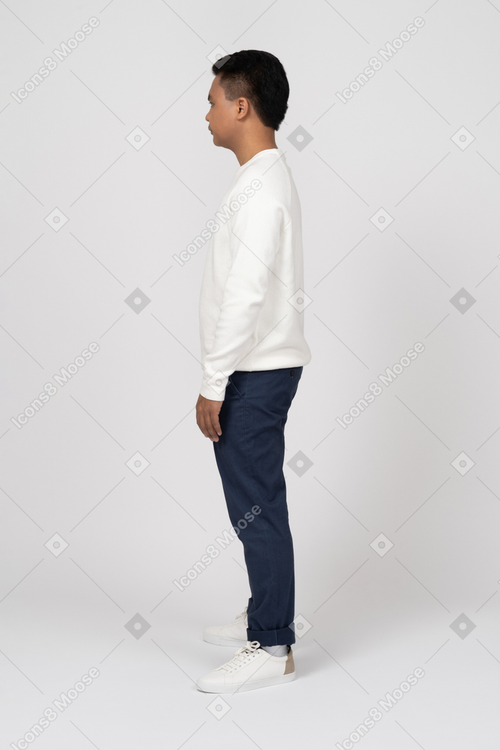 Mann in einem weißen pullover stehend
