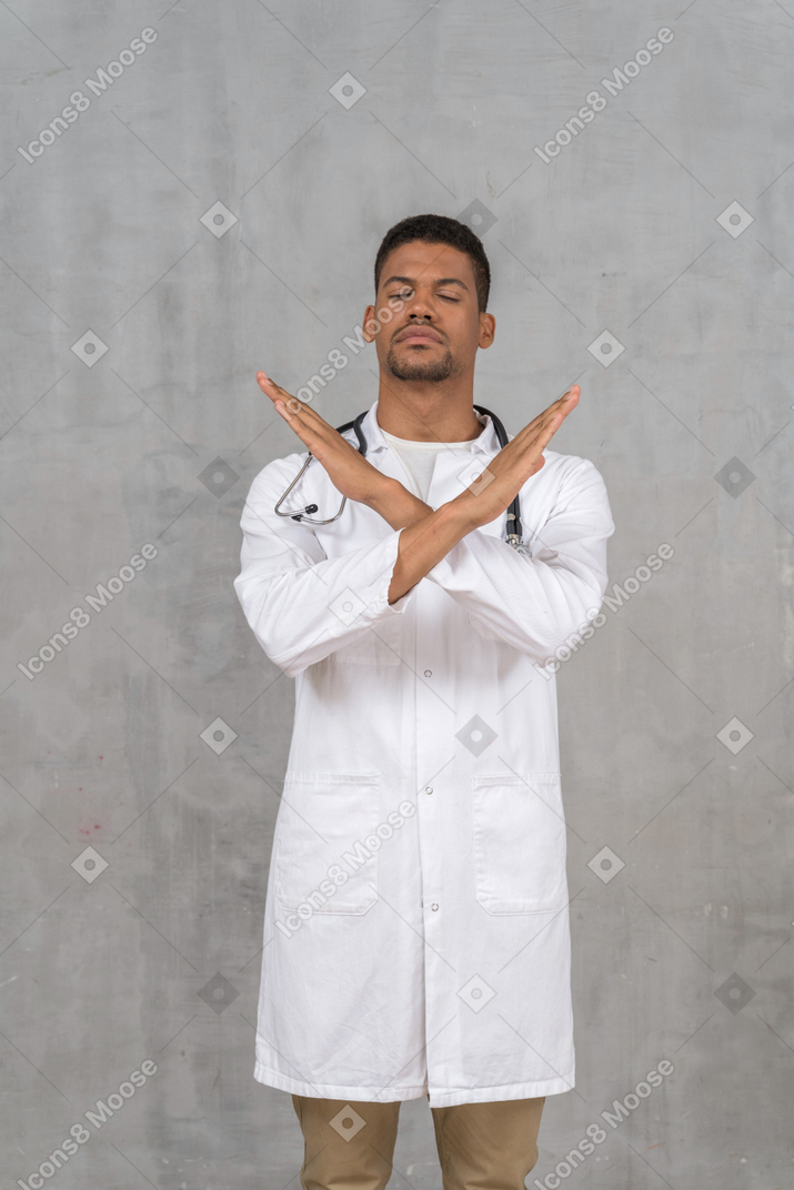 Médico masculino fazendo um gesto de parada