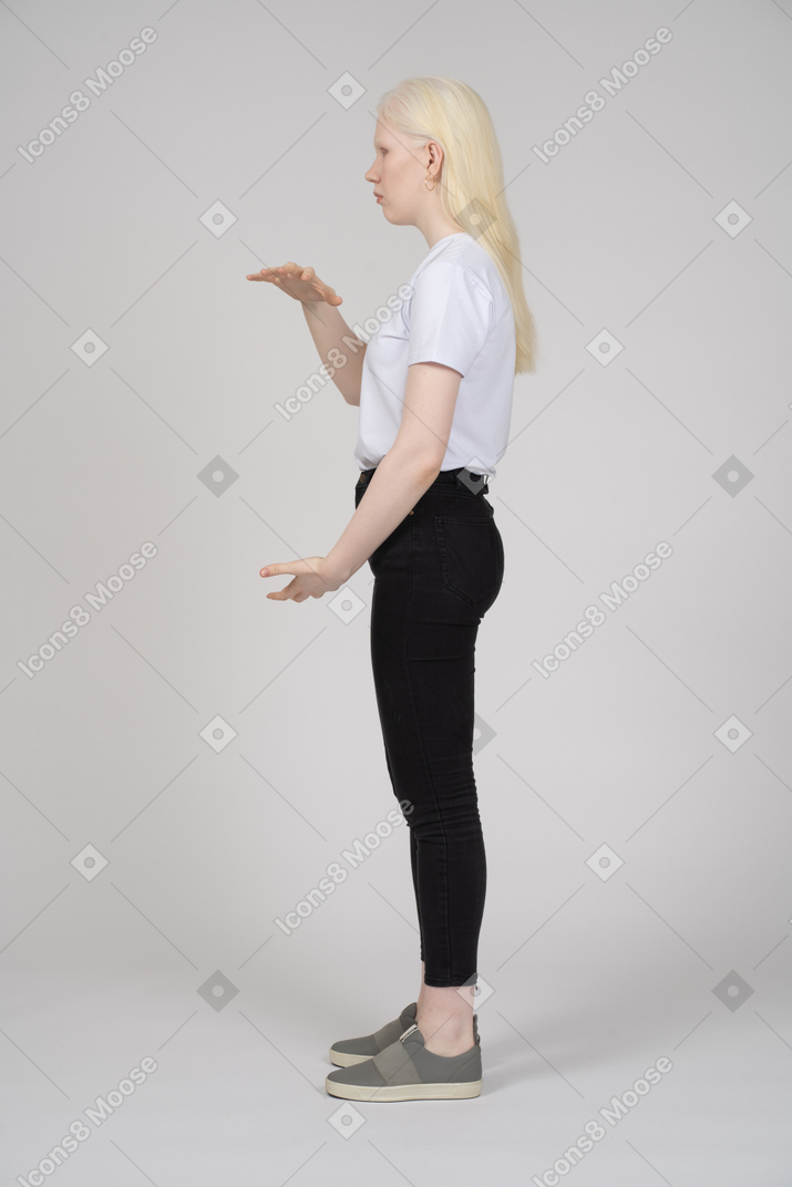 Vista lateral de uma mulher mostrando o tamanho de algo grande