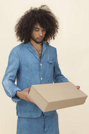 Afroman bonito segurando uma caixa