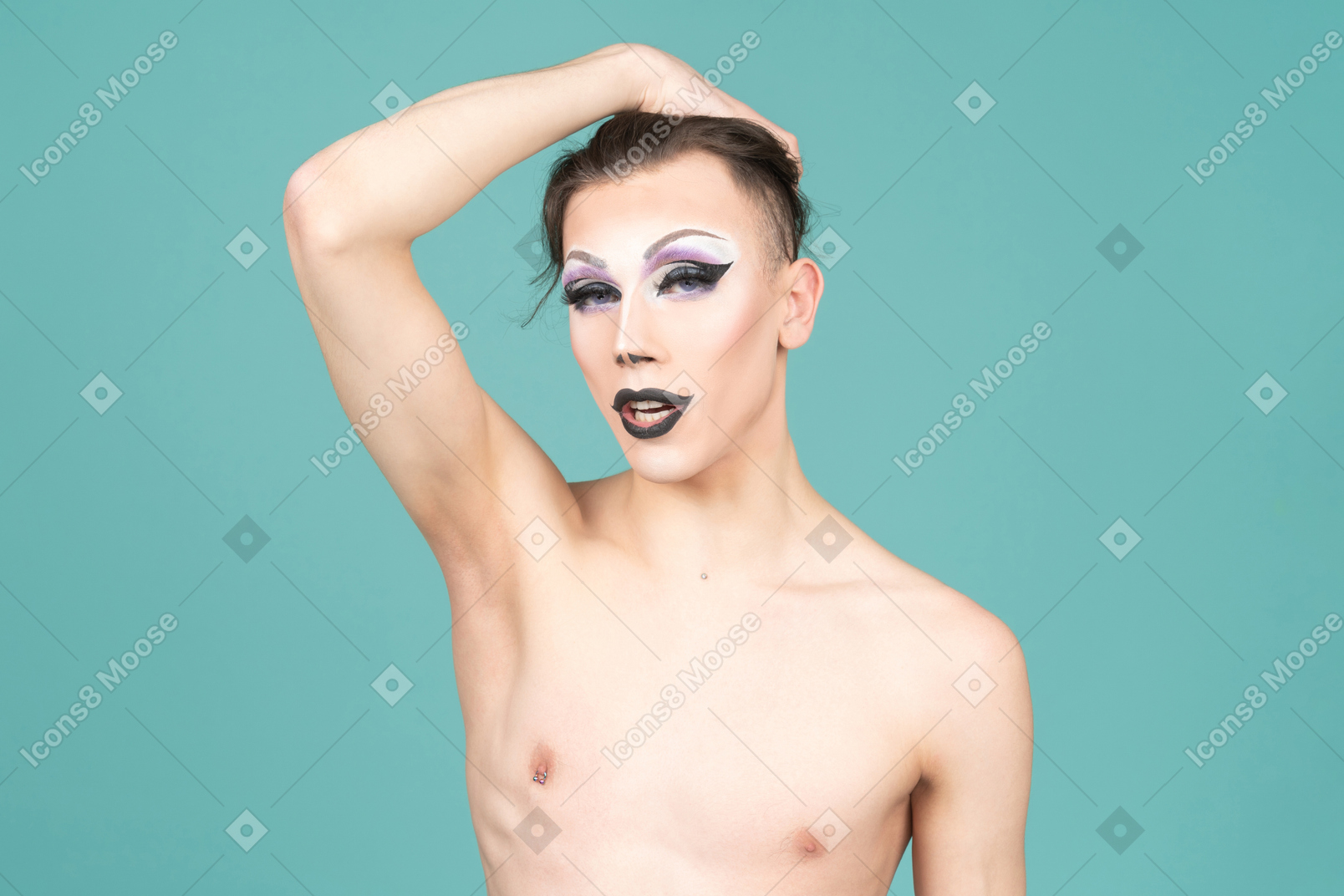 Трансвестит кладет руку на макушку