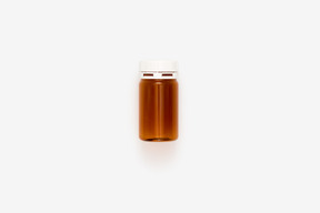 白いふた付き茶色のプラスチック製の薬瓶