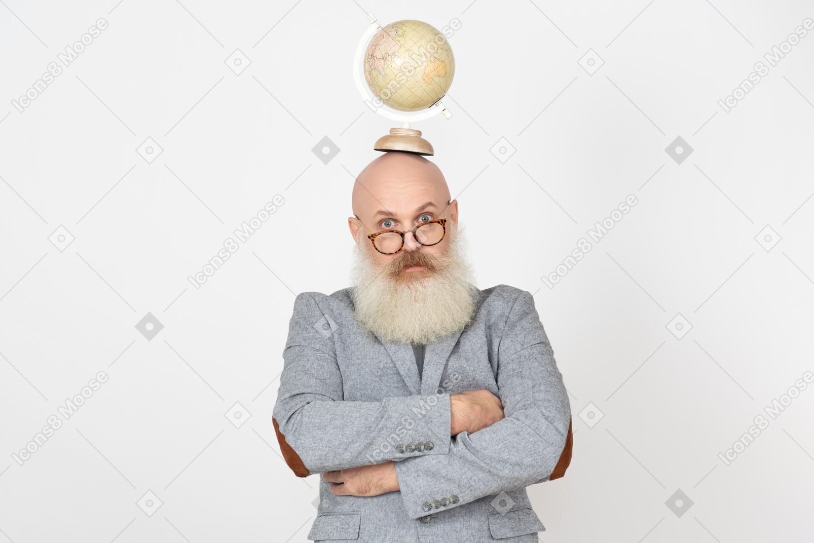 Alter professor hält seine hände gefaltet und globus auf seiner hand
