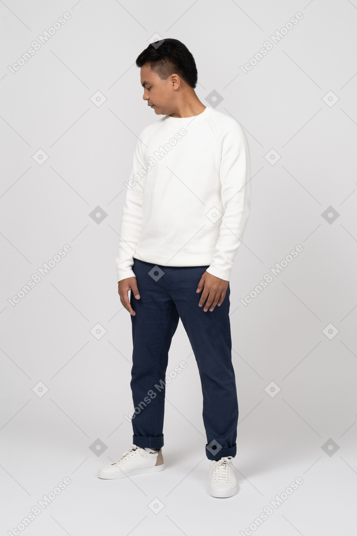 서 있는 흰색 스웨터를 입은 남자