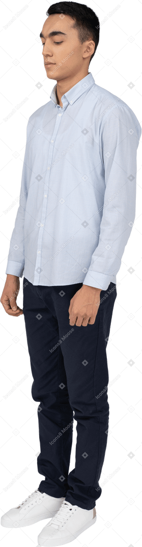 Hombre en ropa casual de pie