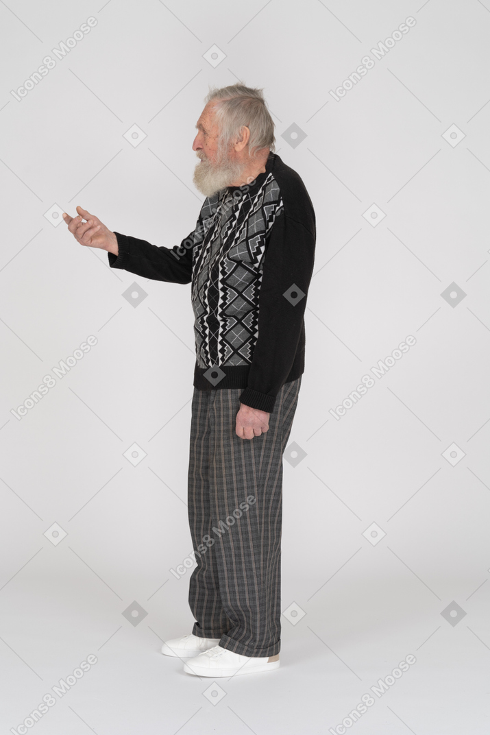 Vista lateral de un anciano gesticulando y pidiendo algo