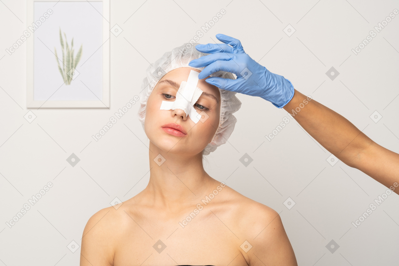 Médico aplicando curativo no nariz da jovem