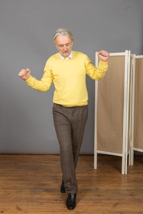 Vista frontal, de, un, equilibrio, ambulante, viejo