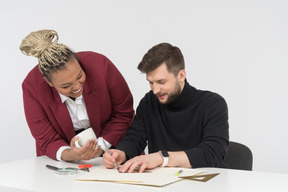 Professionelle diskussion zwischen kollegen