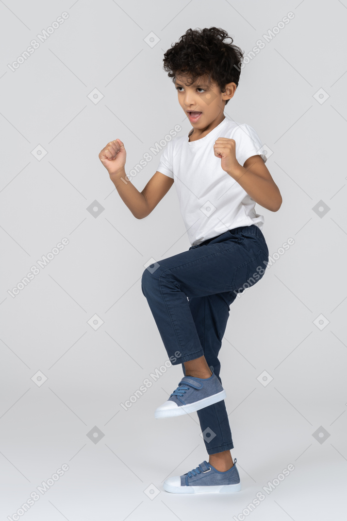 Un niño haciendo ejercicios