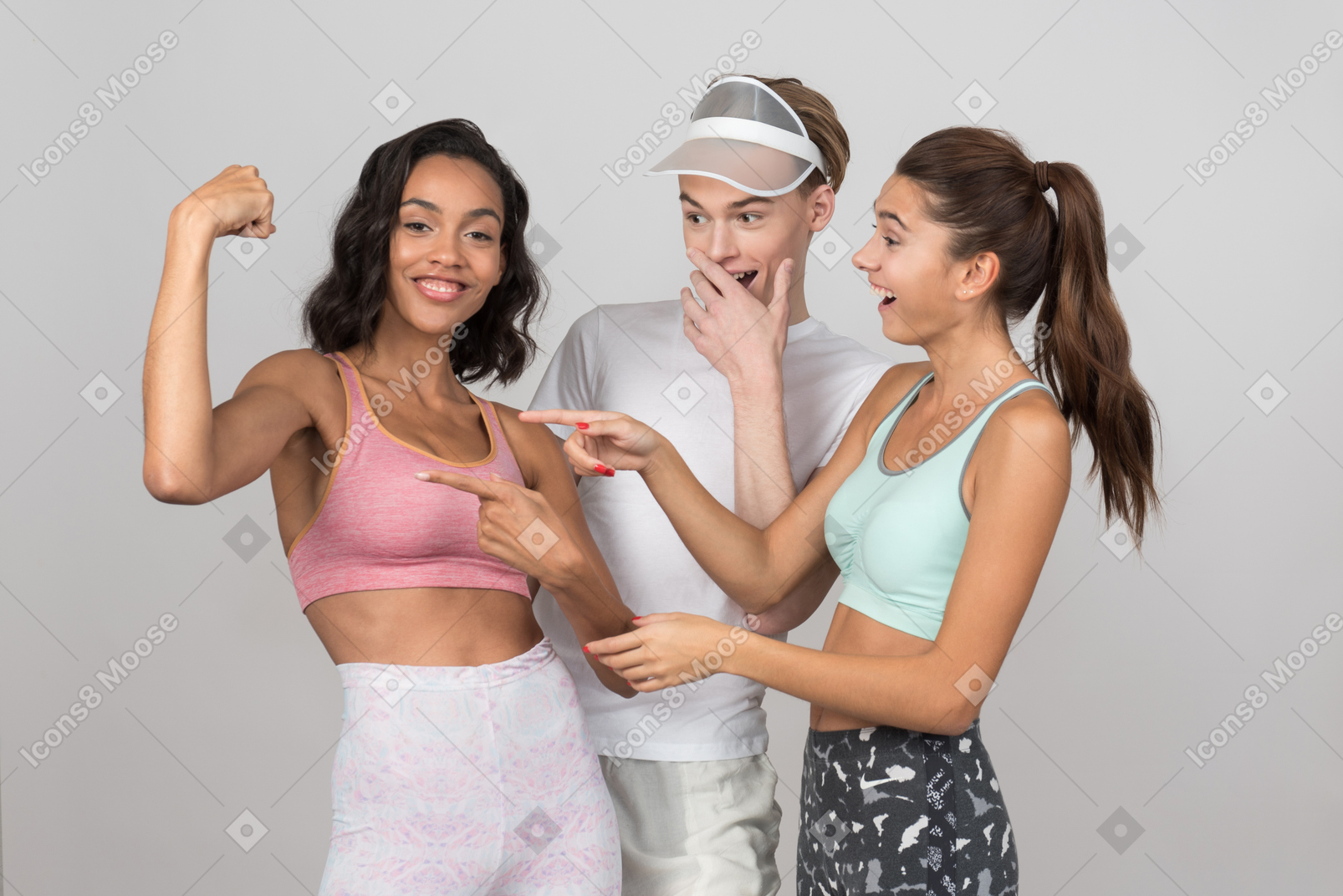 Garota e cara verificando o músculo do amigo