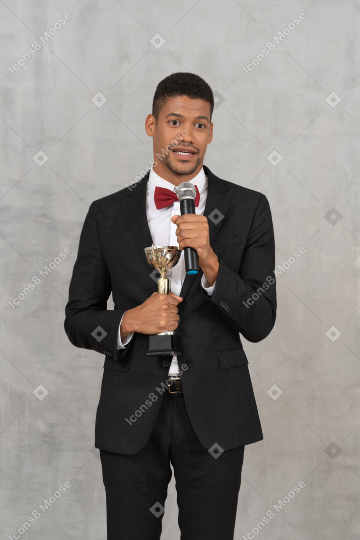 Uomo in giacca e cravatta che accetta un premio