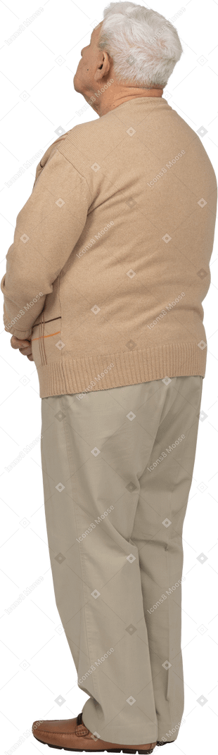 Vista trasera de un anciano con ropa informal parado