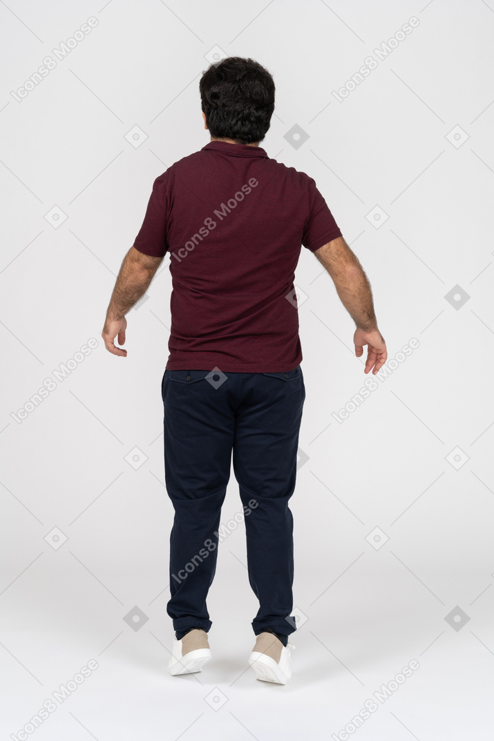 Вид сзади на мужчину в повседневной одежде