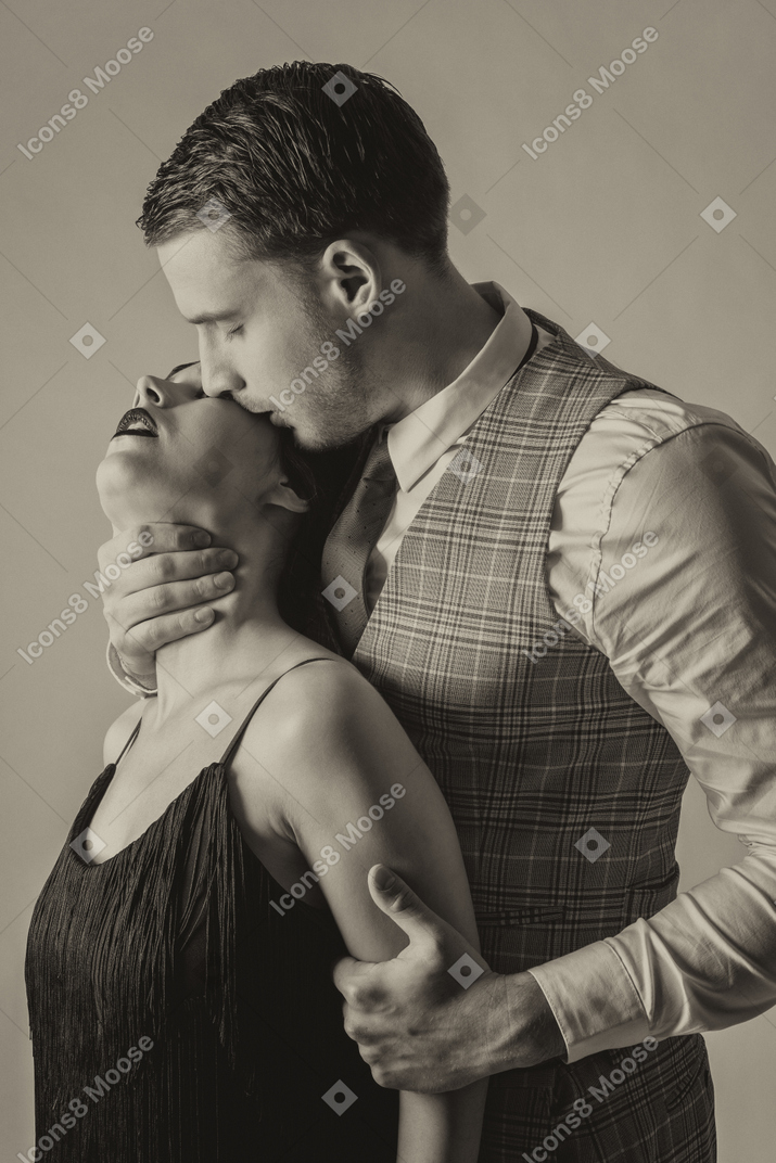Passionné jeune homme tenant et embrassant sa petite amie par derrière