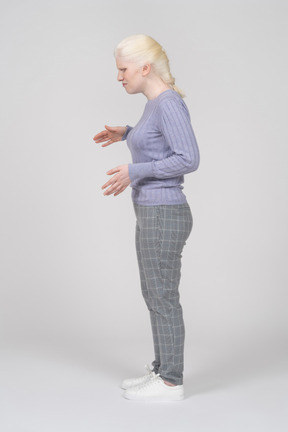Vista lateral de uma mulher carrancuda gesticulando