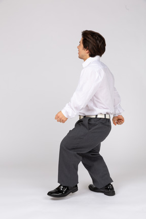 Веселый офисный работник танцует