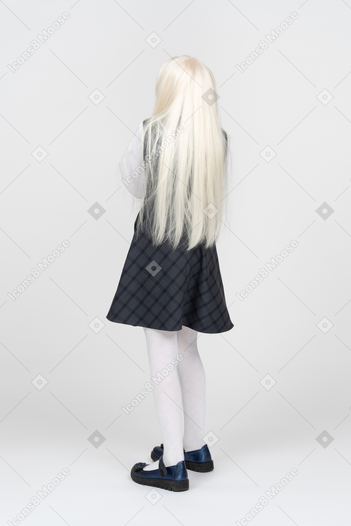 Vista traseira de uma colegial com cabelo loiro platinado