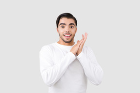 Hombre joven guapo con mirada sorprendida en su cara