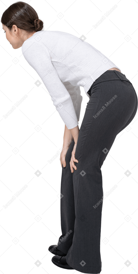 Vista lateral de uma jovem com roupas casuais, curvando-se