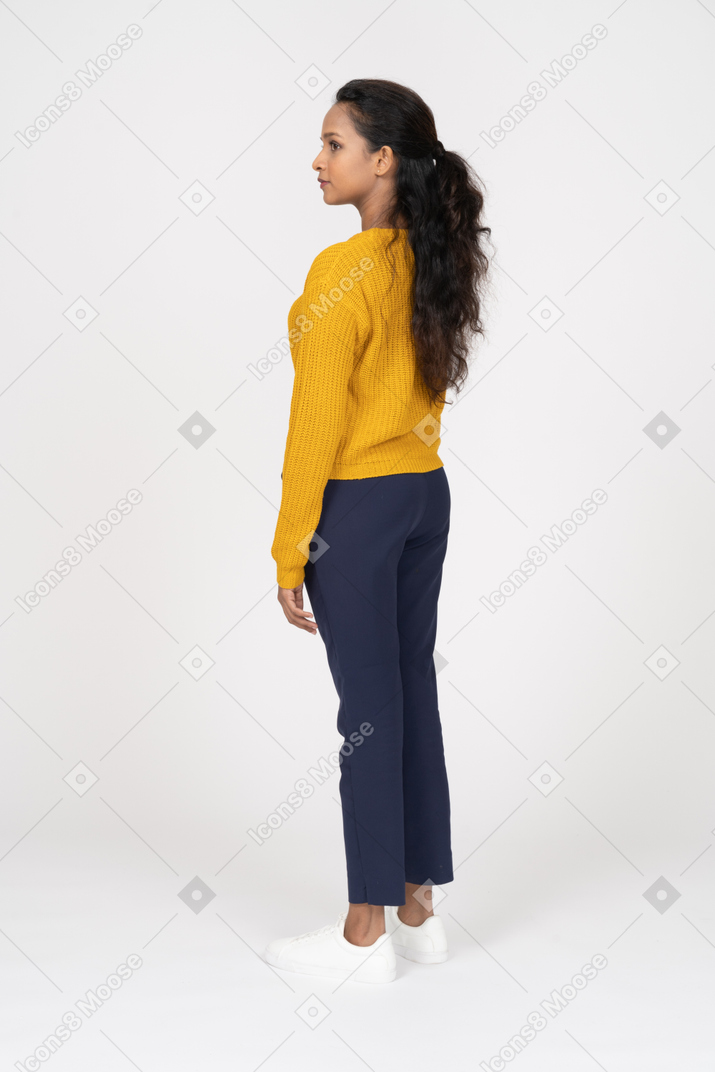 Вид сбоку девушки в желтой рубашке