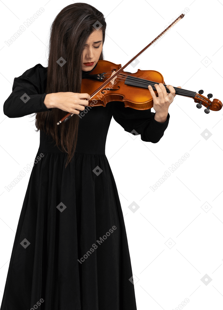 Крупный план молодой несчастной дамы в черном платье, играющей на скрипке