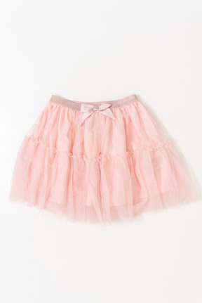 子供の女の子の白い背景の上のピンクのスカート