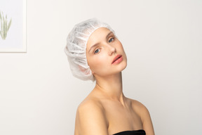 Портрет молодой привлекательной женщины в медицинской шапочке