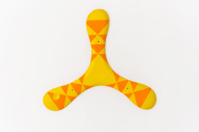 Boomerang orange et jaune sur fond blanc