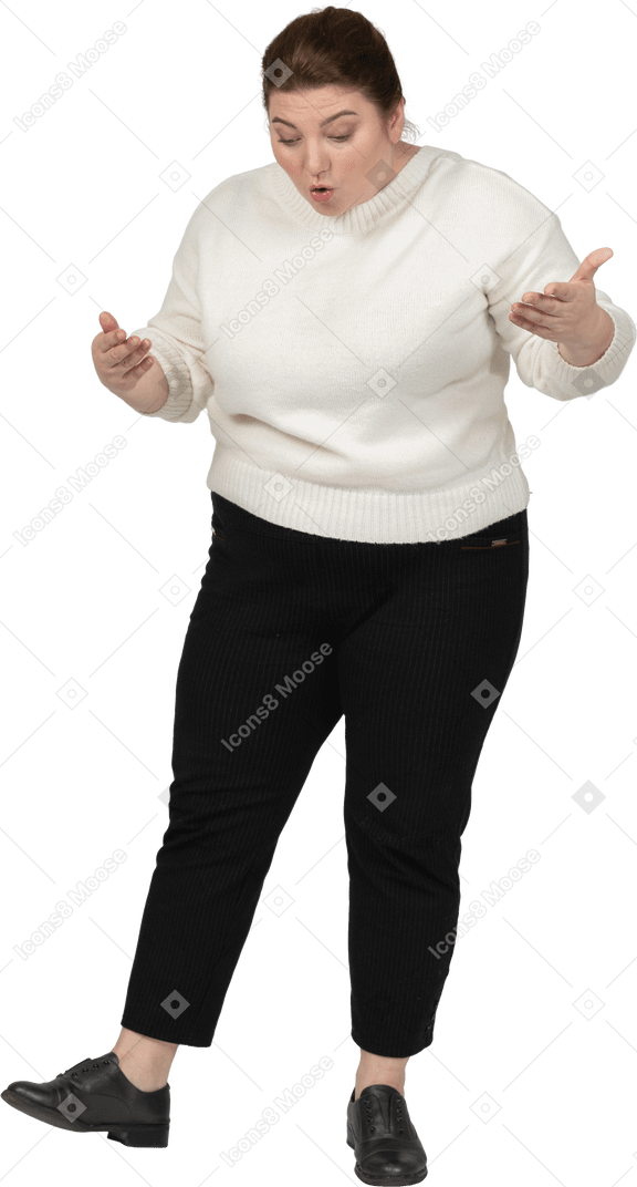Vista frontale di una donna plus size in maglione bianco che guarda in basso