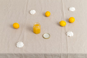 Limones, malvaviscos y tarro de miel.
