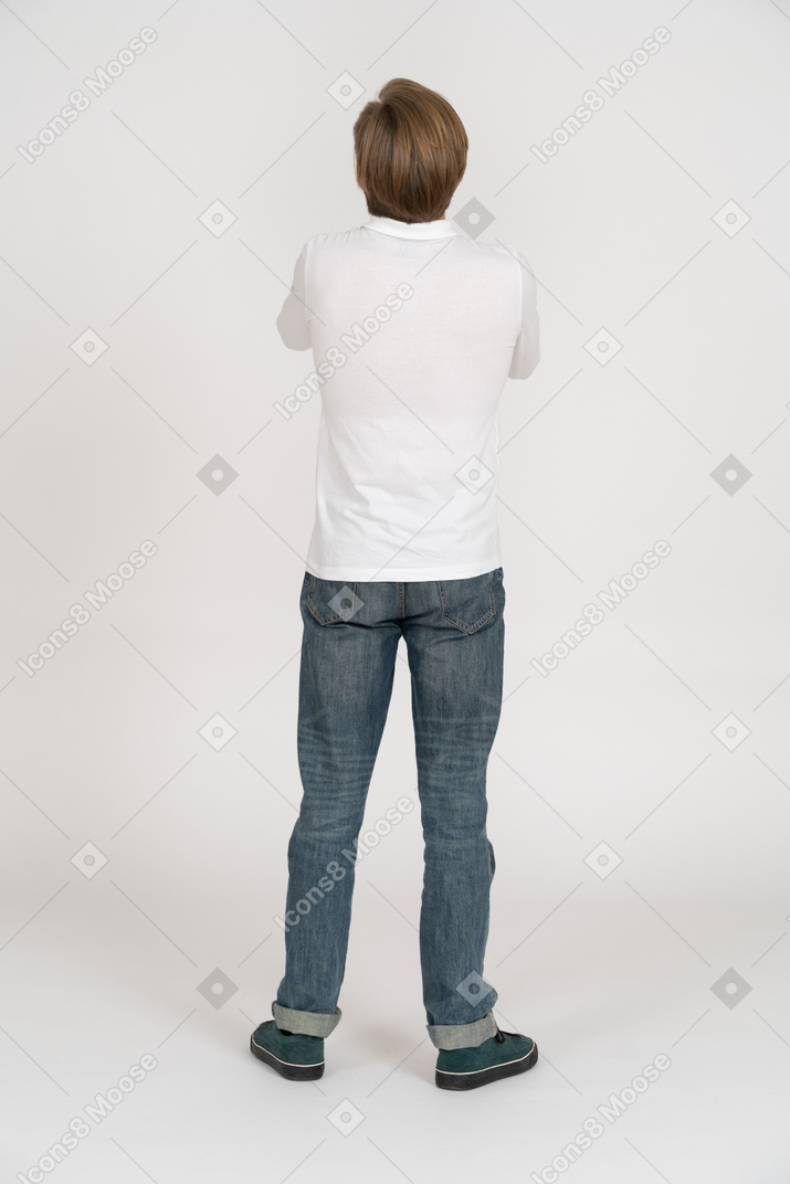 Homem com roupas casul em pé