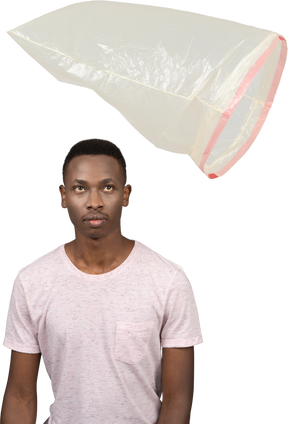 Портрет молодого мужчины с летящим рядом с ним полиэтиленовым пакетом