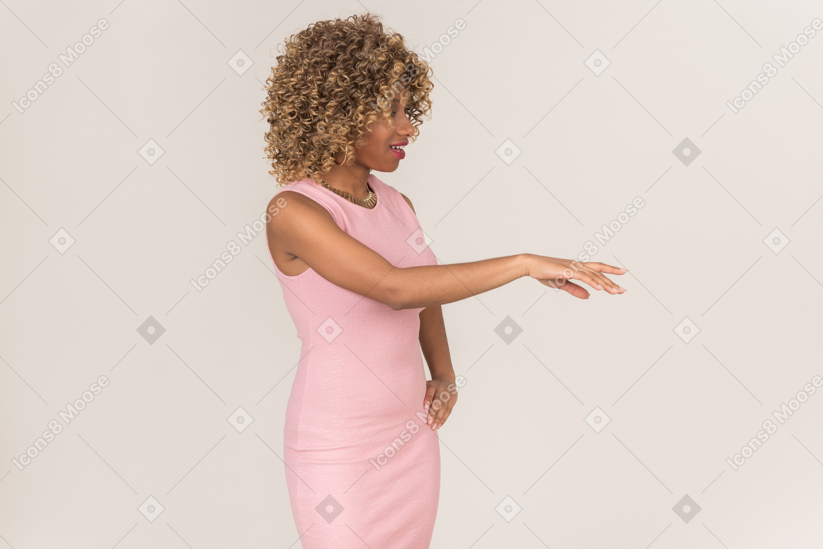 Женщина в розовом платье поднимает руку