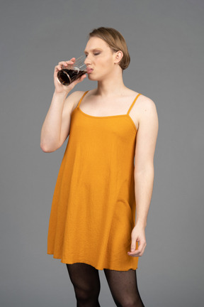 Ritratto di una giovane persona transgender che beve un drink