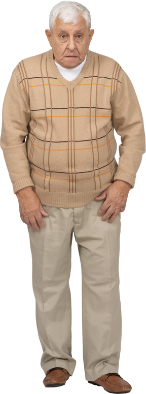 Vista frontal de un anciano impresionado con ropa informal mirando a la cámara