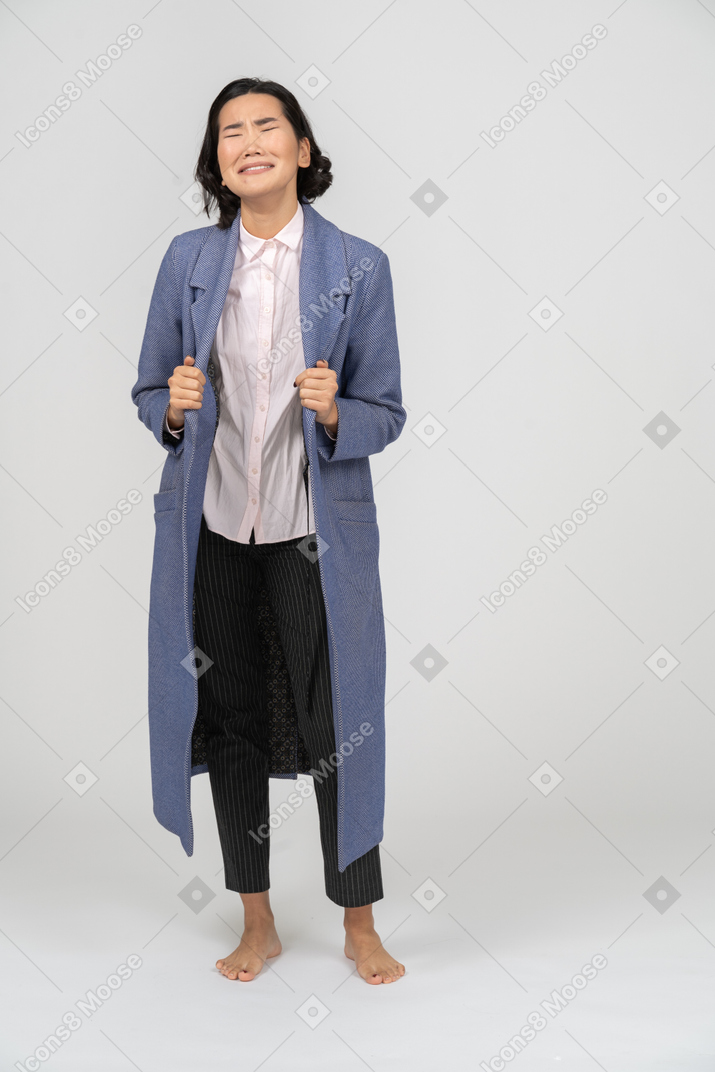 Mulher chorando em um casaco azul