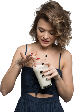 ミルクをすすりながらかわいい若い女性