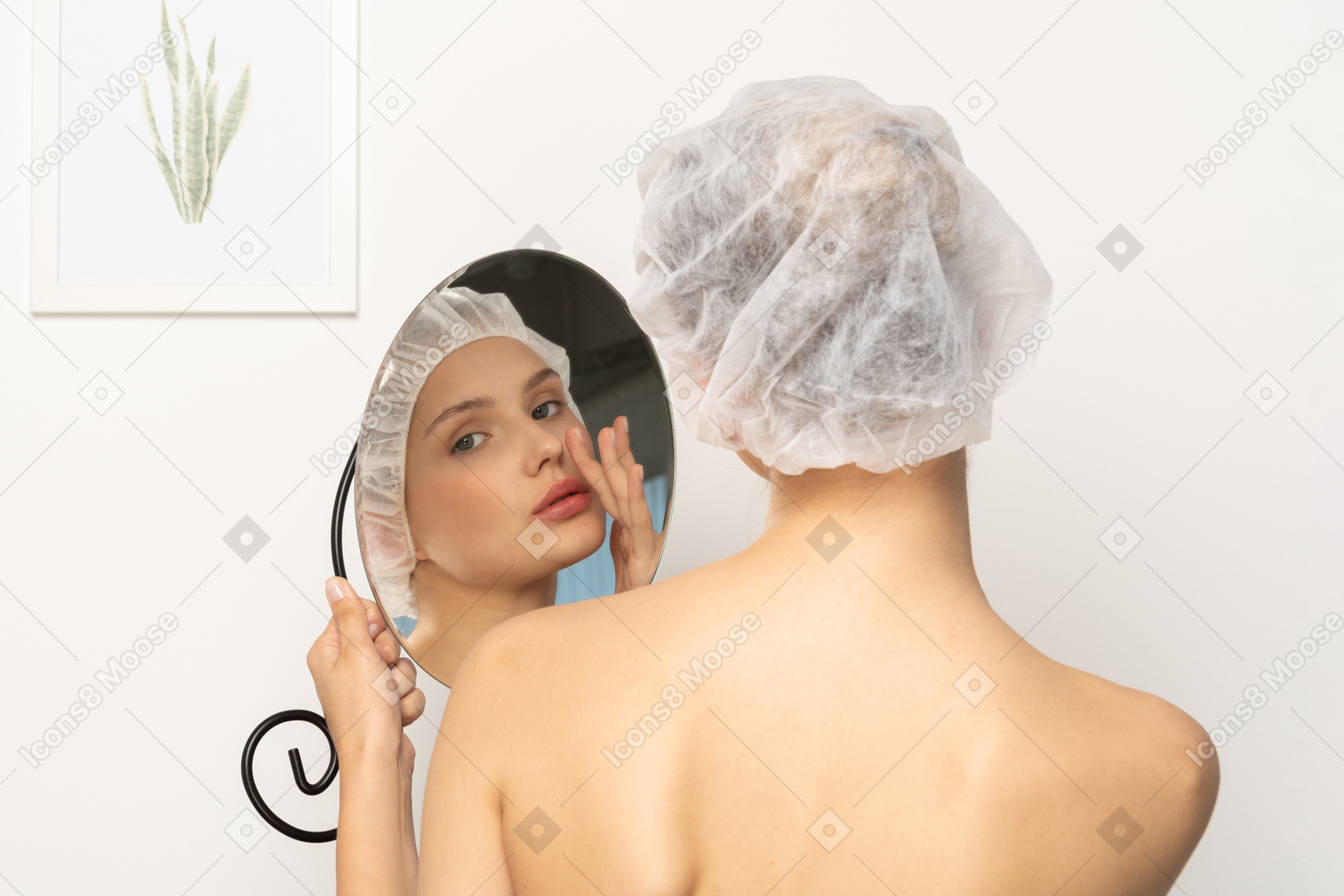 Mulher de boné médico tocando seu rosto enquanto olha no espelho