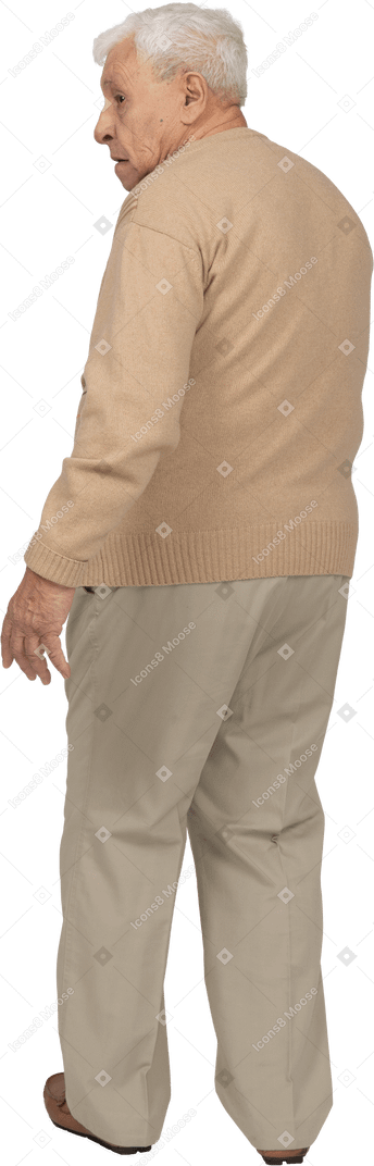 Вид сзади на старика в повседневной одежде, идущего