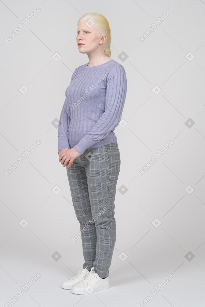 Vista de tres cuartos de una mujer con ropa informal mirando hacia otro lado