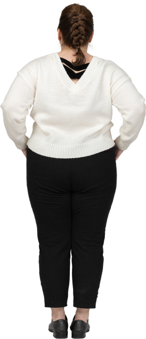 Vista posteriore di una donna plus size in abiti casual in posa