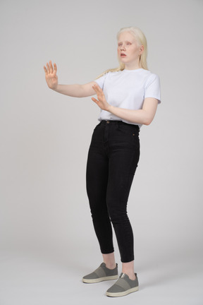 Vista de três quartos de uma jovem expandindo os braços