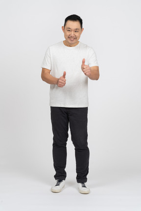 Вид спереди человека в повседневной одежде показывает палец вверх
